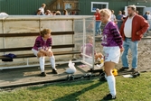 Fotbollslaget Jitex BK spelar match mot Mallbackens IF på Kvarnbyvallen i Mölndal, april 1993. Jitex-spelare vid sidan av planen. Matchen slutade 2-1.
