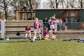 Fotbollslaget Jitex BK spelar match mot Mallbackens IF på Kvarnbyvallen i Mölndal, april 1993. Jitex-spelare vid sidan av planen. Matchen slutade 2-1.