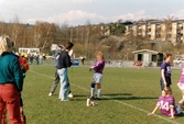 Fotbollslaget Jitex BK spelar match mot Mallbackens IF på Kvarnbyvallen i Mölndal, april 1993. Jitex-spelare vid sidan av planen. Matchen slutade 2-1.