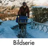 Serie om två fotografier som visar en brevbärare på cykel som delar ut post på Höjdgatan i Mölndal, december 1998.