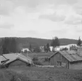 Borlänge, spåns fäbodar. Två sters* och sjön Gomen.
*Enklare hus