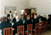 Venezuelas ambassadör Sadio Garavini di Turno besöker Gunnebo slott i Mölndal, juni 1999. Gästerna intar en måltid i restaurangen. Martin Bagge med sångerska underhåller med musik.