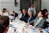 Venezuelas ambassadör Sadio Garavini di Turno besöker Gunnebo slott i Mölndal, juni 1999. Gästerna intar en måltid i restaurangen. Ambassadören sitter längst till höger