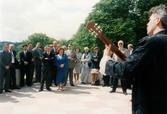 Venezuelas ambassadör Sadio Garavini di Turno besöker Gunnebo slott i Mölndal, juni 1999. Utanför slottet underhåller musikern Martin Bagge gästerna.