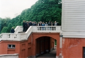 Venezuelas ambassadör Sadio Garavini di Turno besöker Gunnebo slott i Mölndal, juni 1999. Gästerna har samlats utanför slottet.