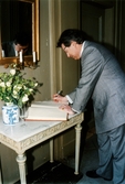 Venezuelas ambassadör Sadio Garavini di Turno besöker Gunnebo slott i Mölndal, juni 1999. Ambassadören skiver i gästboken.