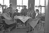 Väverskor på kurs i Fridhems skola, 1950-tal