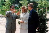 Venezuelas ambassadör Sadio Garavini di Turno besöker Gunnebo slott i Mölndal, juni 1999. Gästerna konverserar utanför restaurangen.