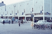 Parkering vid varuhuset Domus, 1960-tal