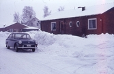 Bil parkerad utanför Kyrkvärdsvägen 10, 1960-tal