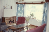 Modernt vardagsrum med öppen spis i villa, ca 1960