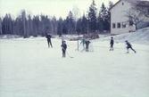 Barn spelar ishockey vid Lillåns skola, 1960-tal