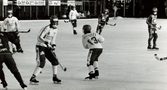 Bandylaget Fässberg/Fellows BK spelar match på Åby isstadion i Mölndal, okänt årtal. Spelare nr 8 är Lennart Börjesson. Nr 13 kan vara Mats Pettersson.