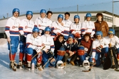 Lagfotografi av bandylaget Kållereds SK efter match på Åby isstadion i Mölndal, år 1986.