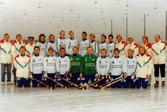 Lagfotografi av bandylaget Fässberg/Fellows BK, år 1990. Idrottsanläggningen är okänd.
