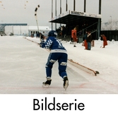 Serie om tre fotografier som visar bandymatch på Åby isstadion i Mölndal, december 1996.