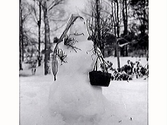 Snögubbe med slöja och handväska.