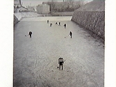 Skridskoåkning och ishockeyspel på vallgravens is i Varberg.