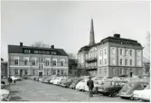 Västerås, Centrum, kv. Igor.
Östra Kyrkogatan 6 till vänster och Domkyrkoesplanaden 13, från Vasagatan. 1968.