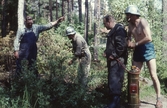 Brandman med vattenspruta på skogsbrandövning, 1960-tal