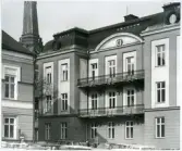 Västerås, Centrum, kv. Igor.
Detalj av Domkyrkoesplanaden 13, från Vasagatan. 1968.