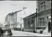 Västerås, Centrum, kv. Igor.
Östra kyrkogatan med bl.a. gamla klockargården. 1950-talet.