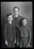 Grupporträtt, tre pojkar. K. Björklund, Yllesta Skola, Kolbäck.
Ur Gustaf Åhmans samling.