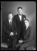 Grupporträtt, tre män. Fritz Jansson, Vänsta, Kolbäck.
Ur Gustaf Åhmans samling.