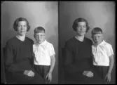 Grupporträtt, Fru Märta Karsson, Kolbäck.
Ur Gustaf Åhmans samling.