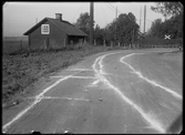 Vägen vid Strömsholmsmejeriet. Landsfiskalen i Kolbäck, Eriksson.
Ur Gustaf Åhmans samling.