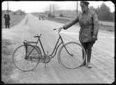 Cykelolycka. Vägen vid Dingtuna, Folkets Park, Landsfiskalen i Kolbäck, Eriksson.
Ur Gustaf Åhmans samling.