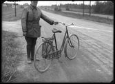 Cykelolycka. Vägen vid Dingtuna, Folkets Park, Landsfiskalen i Kolbäck, Eriksson.
Ur Gustaf Åhmans samling.