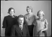 Grupporträtt. Fru Ester Klingstam.
Ur Gustaf Åhmans samling.