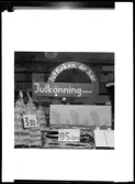 Skyltfönster, Konsum, Kolbäck.
Ur Gustaf Åhmans samling.