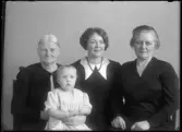 Grupporträtt. Fru Alice Lindberg, Hermansro, Kolbäck.
Ur Gustaf Åhmans samling.