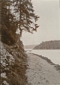 Parti av strandpromenaden Gustafsberg.

Stämplad i vänstra hörnet: Maria Lundbäck Uddevalla. 1910.