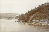 Parti av strandpromenaden Gustafsberg.

Stämplad i vänstra hörnet: Maria Lundbäck Uddevalla. 1909.