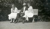 Anne-Beate, Sören och Maja Goding på parkbänk