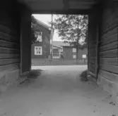 Borlänge, Gylle. Arvesgården genom Karlsgårdens portlid.