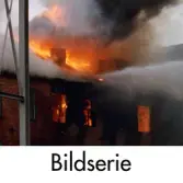 Serie om två fotografier som visar branden i byggnaden Stora Götafors i Mölndals Kvarnby, år 1986. Vy från Kråkan.