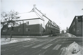 Västerås, Östermalm, kv. Ivar.
Korsningen Karlsgatan/Östermalmsgatan, 1975.