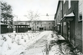 Västerås, Östermalm, kv. Ivar.
Gårdsinteriör Karlsgatan/Östermalmsgatan, 1975.