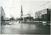 Västerås, Kyrkbacken, kv. Heimer.
Engelbrektsplan med Domkyrkan och biblioteket, 1975.