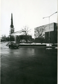 Västerås, Kyrkbacken, kv. Heimer.
Engelbrektsplan med Domkyrkan och biblioteket, 1975.