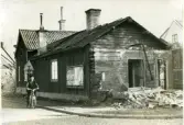 Västerås, Kyrkbacken, kv. Halfdan (nu kv. Domkyrkan).
Gamla hus under rivning, 1950.