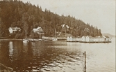 Uddevalla, Gustafsberg. Badhytter.

Stämplad i högra hörnet: Maria Lundbäck Uddevalla. 1909.