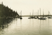 Gustafsberg. Segelbåtar i Byfjorden.

Stämplad i vänstra hörnet: Maria Lundbäck Uddevalla. 1910.