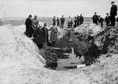 Fyndplatsen vid Galtabäcks hamn med det sk Galtabäcksskeppet från tidig medeltid. Personerna fr v: Åke Ekman, tandläkare; Erik Uddenberg, stadsläkare Varberg; Erik Salvén, intendent Halmstad museum; Werner Lagergren, kamrer; Albert Sandklef, Varbergs museum. Kvinnan rakt fram heter Olga Börjesson och står med sina barn Gerd och Sture Börjesson. Till höger om dem står makarna Helga och Börje Bengtsson med sin son Birger Börjesson emellan sig. Övriga är här okända.