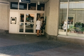 Gågatan Brogatan i Mölndals centrum i juli 1998. Två kvinnor som står i kö till Bankomaten utanför Nordbanken.