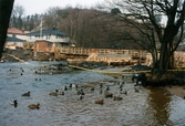 Byggnationen av Gunnebo Bro vid Stensjön i Mölndal, år 1998.